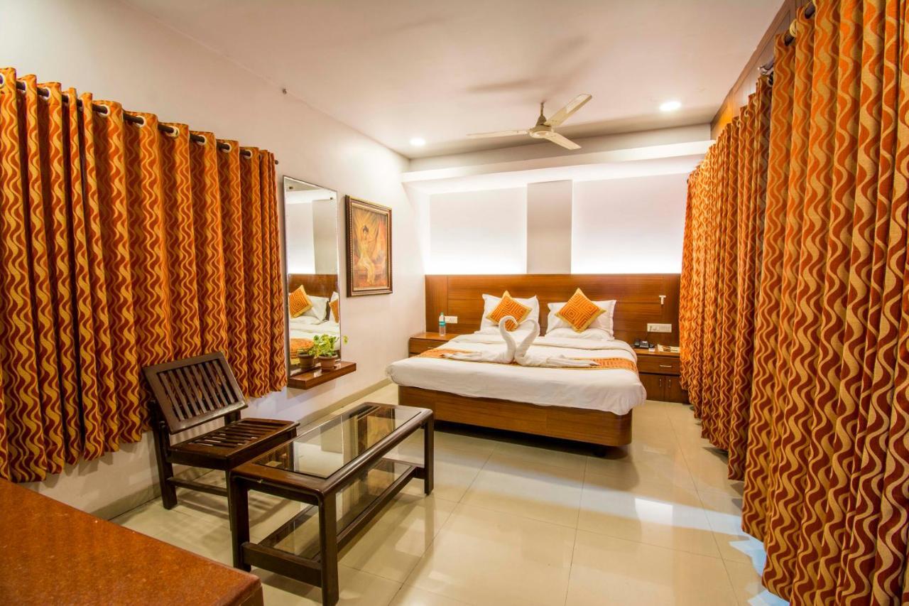 Hotel Chandra'S วิสาขปัตนัม ภายนอก รูปภาพ